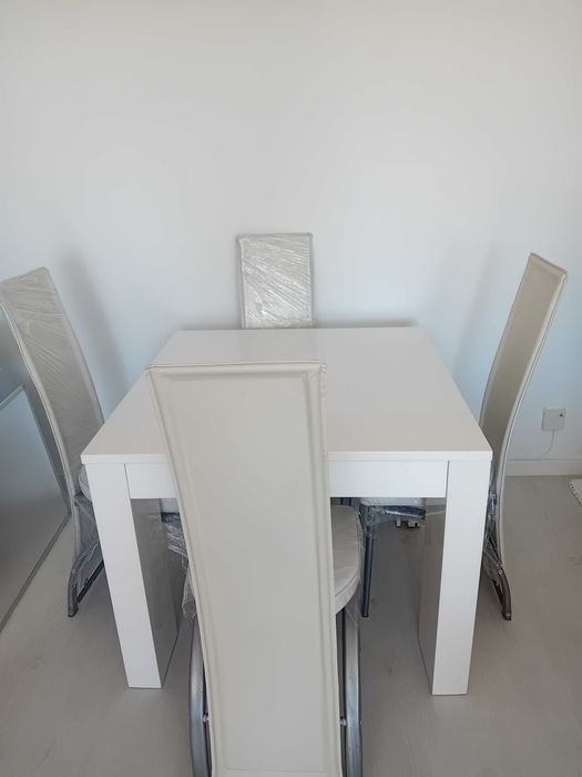 Conjunto Mesa branca extensível + 4 Cadeiras