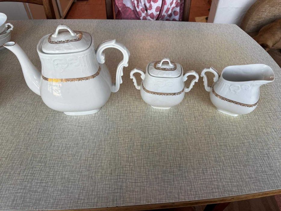 Serviço de chá Vista Alegre original – porcelana fina com dourado