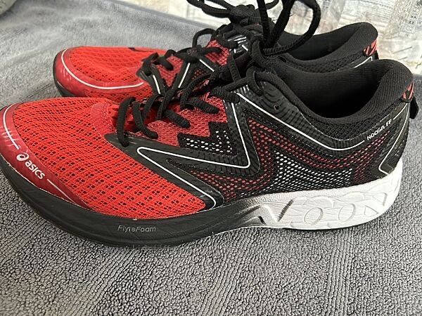 Продам кросівки Asics