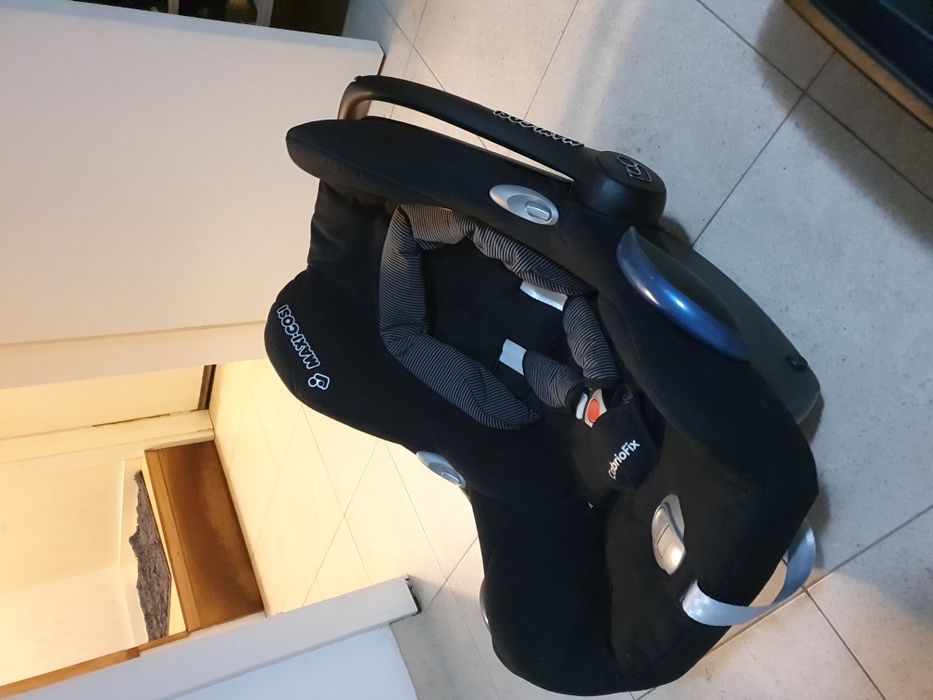 Maxi cosi e a base para o carro