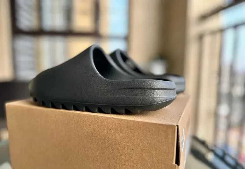 adidas Yeezy Slide .38