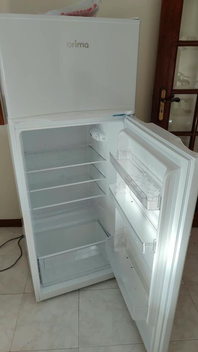 Frigorífico em estado novo