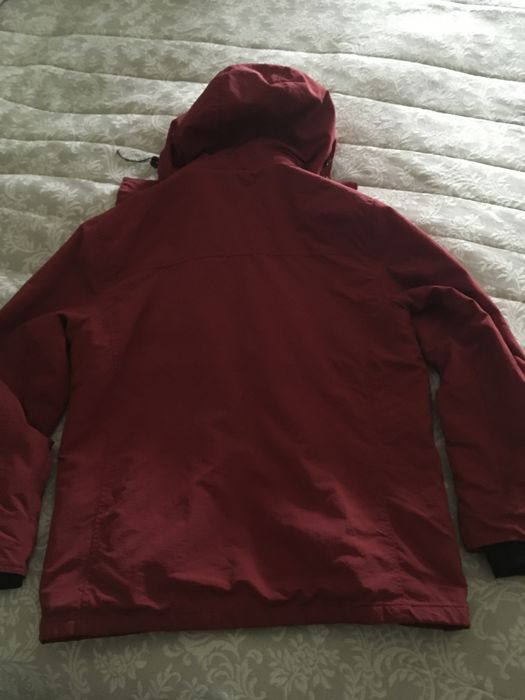 Parka impermeavel, vermelha, quentinha e em bom estado.