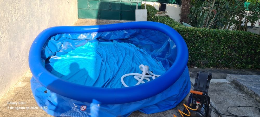 Piscina como nova pouco uso,tem motor de filtro