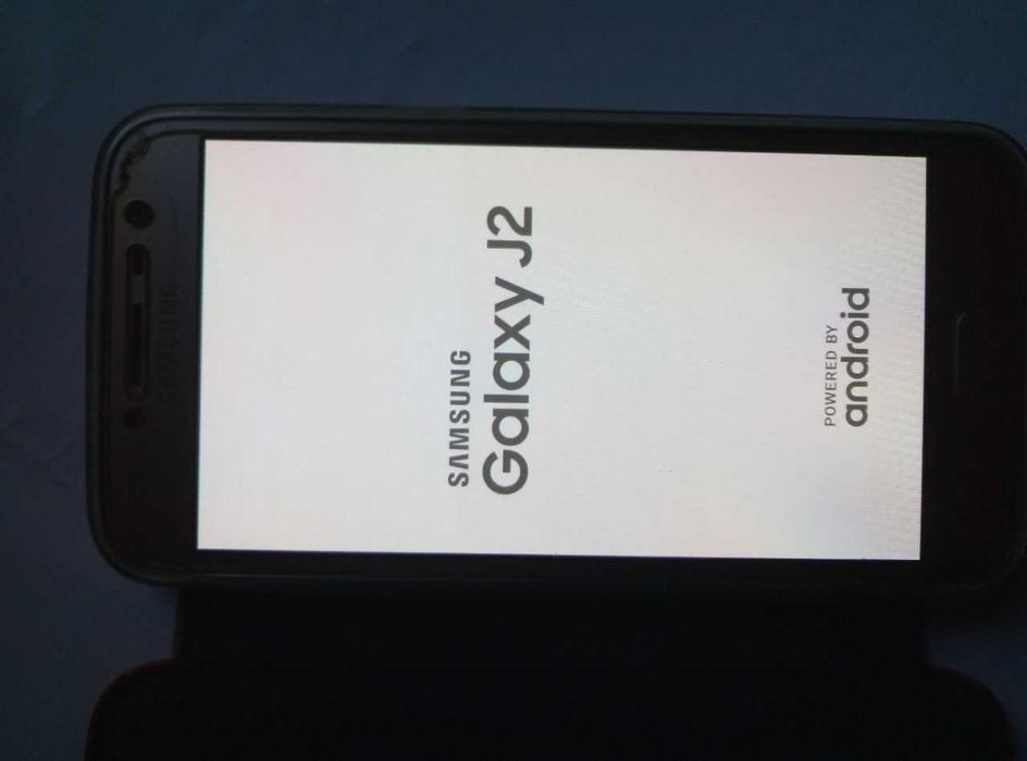 смартфон Samsung J2 в хорошем состоянии.