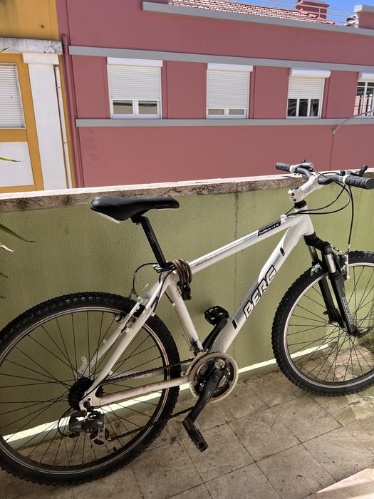 Bicicleta berg branca usada