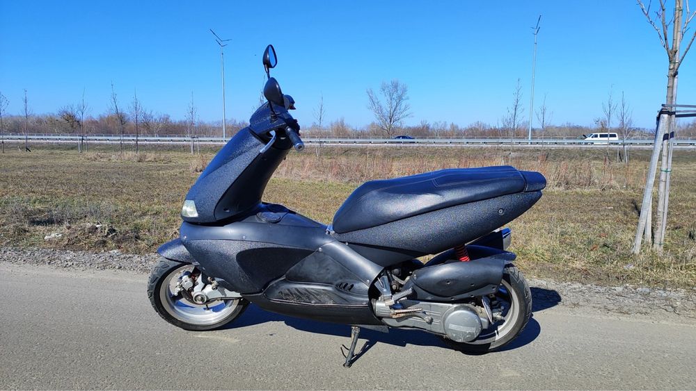 скутер Aprilia Area 51