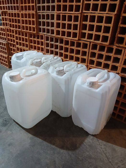 15 garrrafoes de 10 litros
