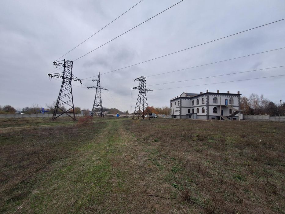 Окремо розташована будівля 1300 м² на виїзді до Дніпра