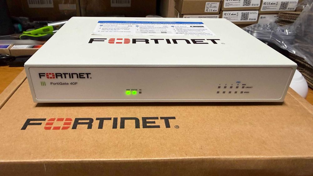 Fortinet Fortigate 40F firewall router stan idealny pudełko
