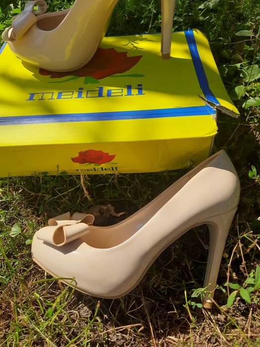 Туфлі лаковані весільні випускні бежеві 37 розмір