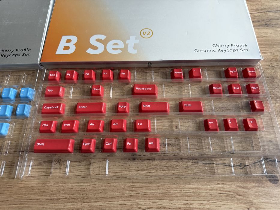 Ceramiczne keycapsy do klawiatury CERAKEYS czerwone + niebieskie