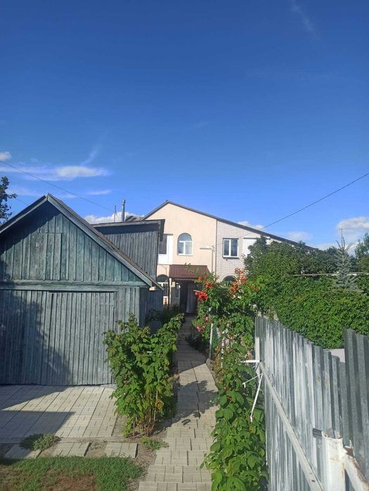 Продаж 147м будинку+будиночок для батьків з газовим опаленням.