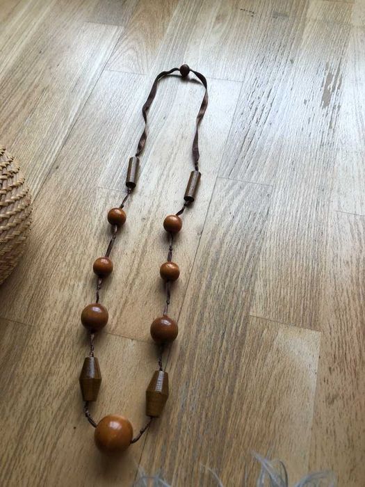 colar com bolas castanhas
