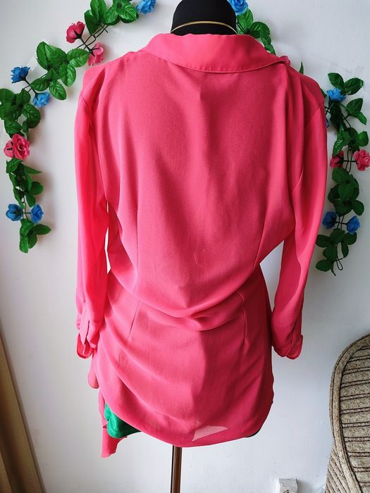 Elegancka kopertowa bluzka w intensywnym różu styl Glamour