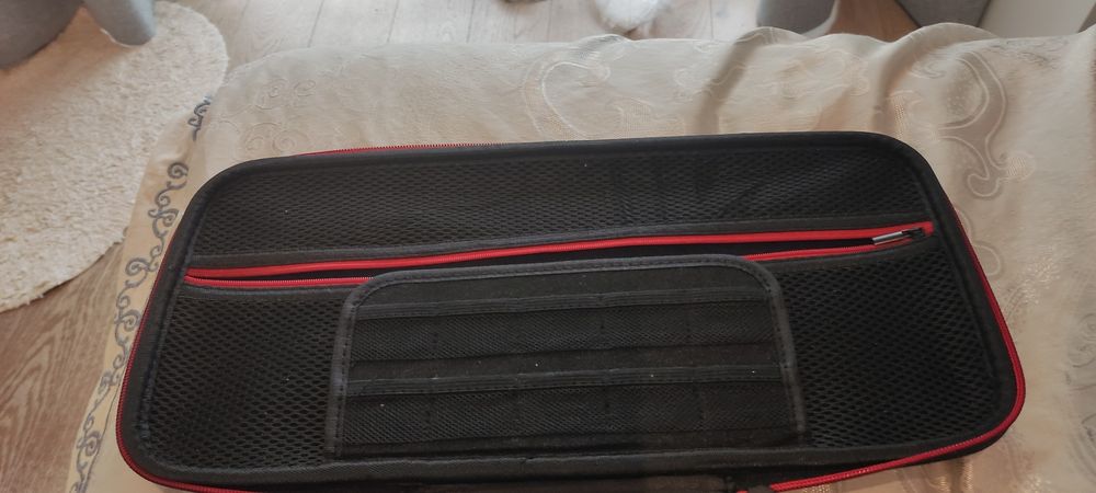 Case etui większy futerał z rączką na Nintendo switch marki Mad Dog.