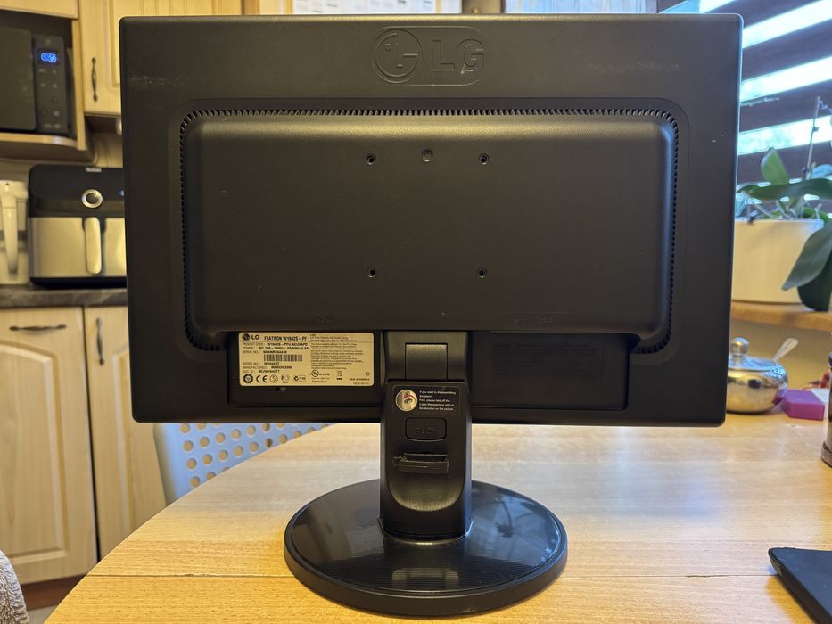 Monitor LG Flatron W1942S 19 cali Panorama