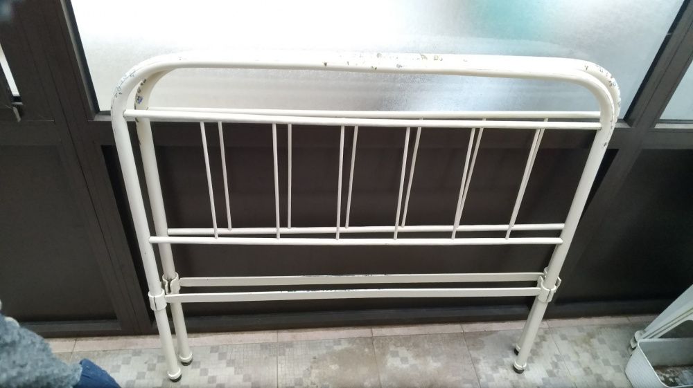 Cama de ferro pintada à mão.