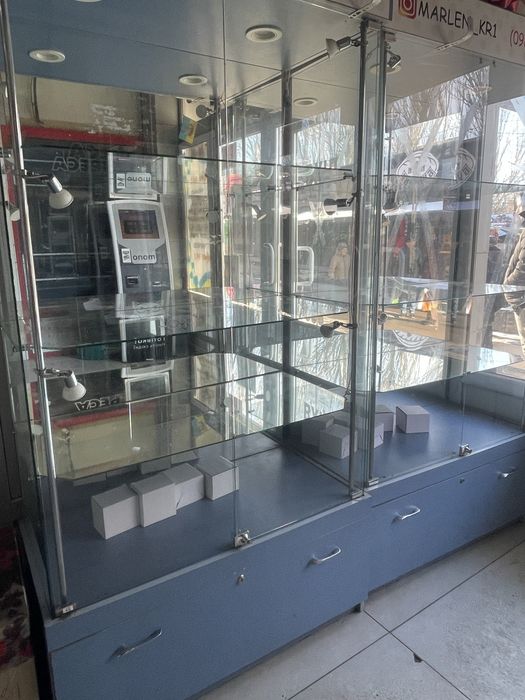 Продам вітрини стелажі 2шт