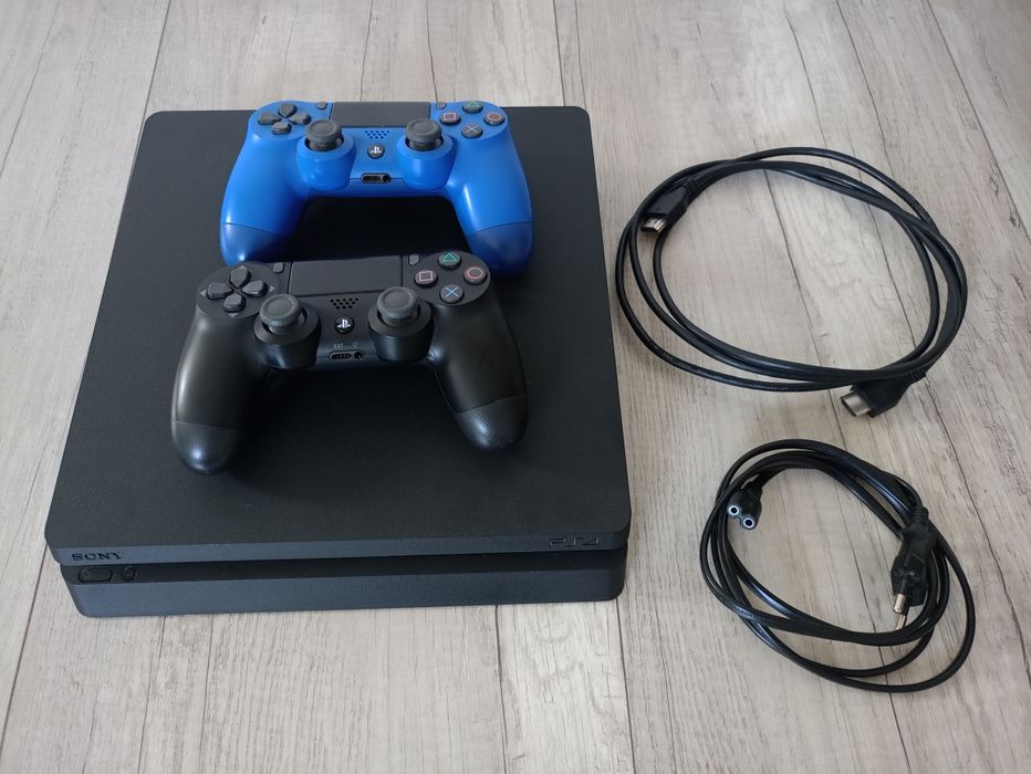 Konsola PS4 slim 500gb + 2 pady + okablowanie