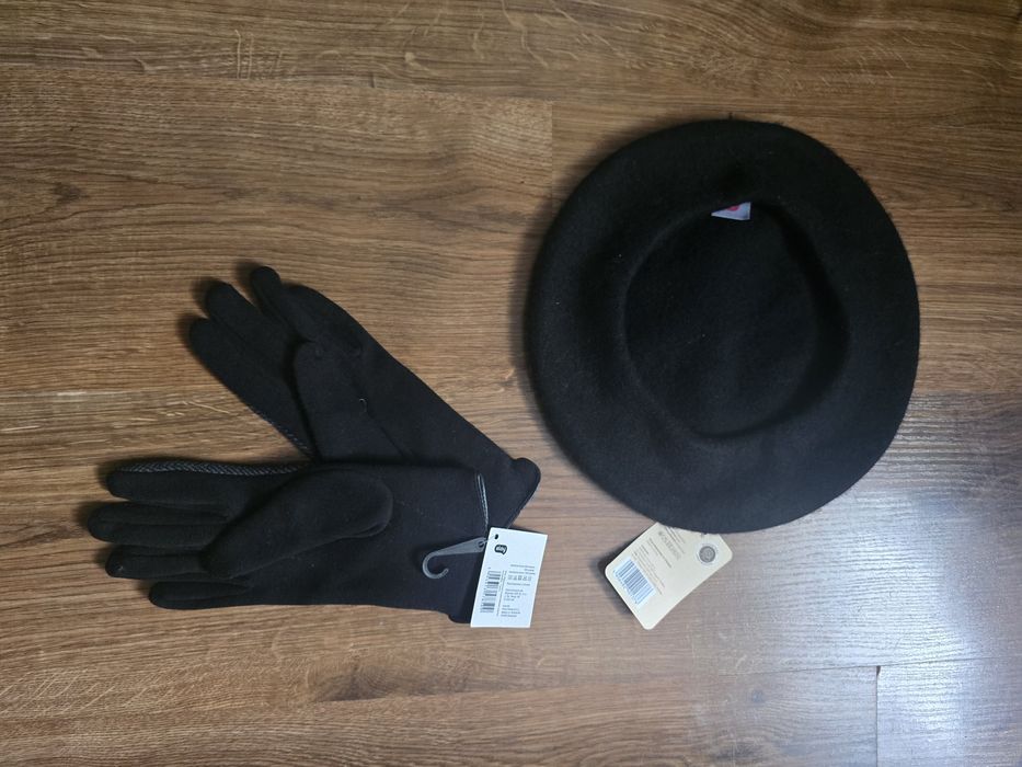 Wełniany beret i bawełniane rękawiczki damskie