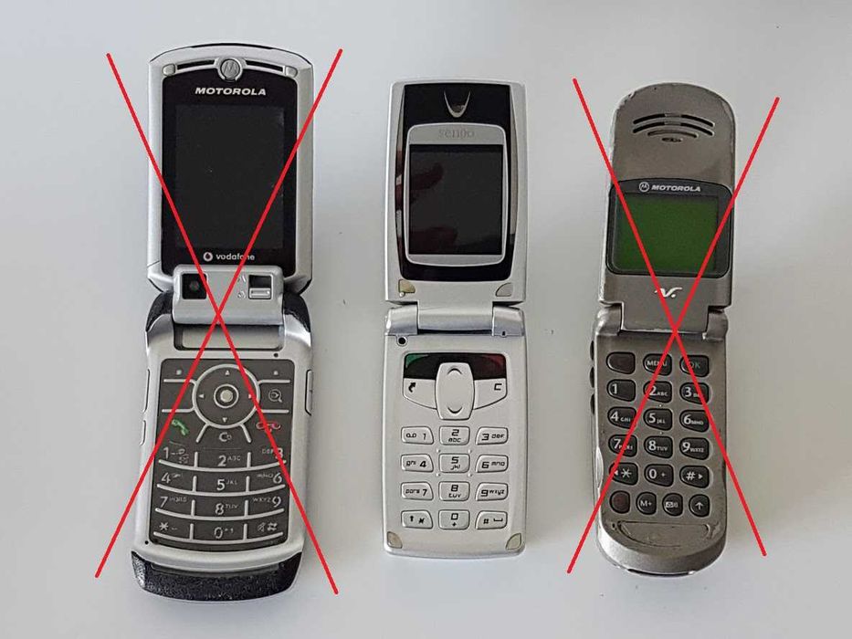 Telemóveis e acessórios antigos não funcionais coleção