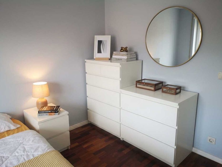 móveis brancos de quarto IKEA, cómodas Storklinta e mesinha de cabeceira Kullen, Porto
