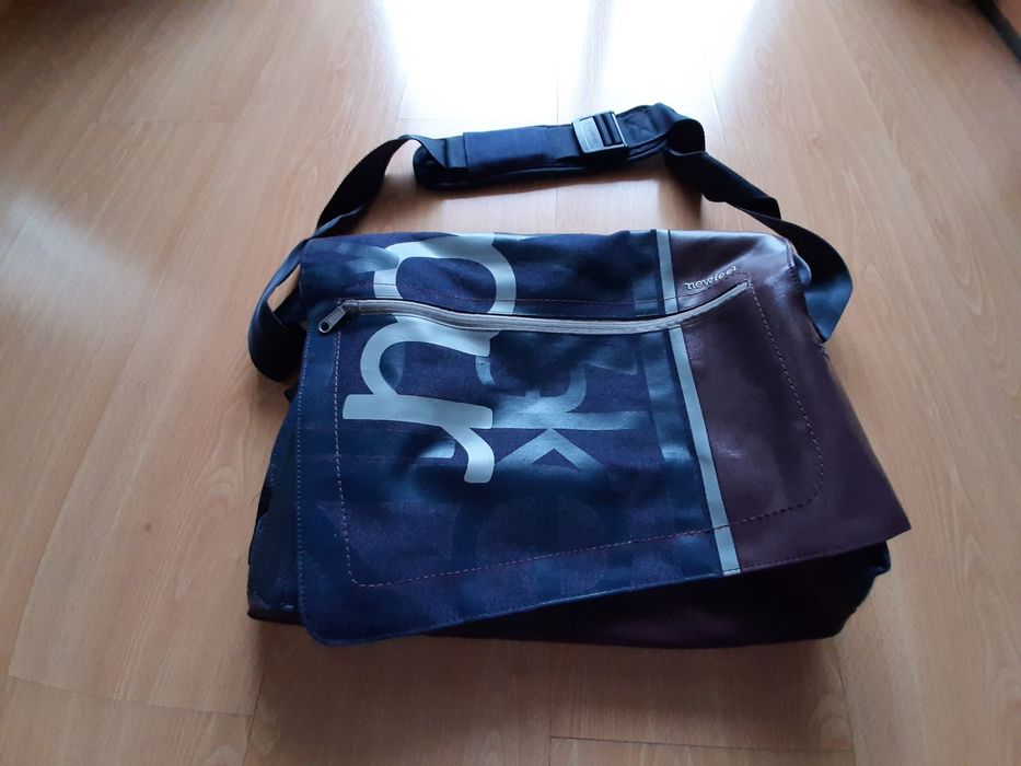 Mala da marca newfeel, de cor azul e bordeaux. Excelente estado