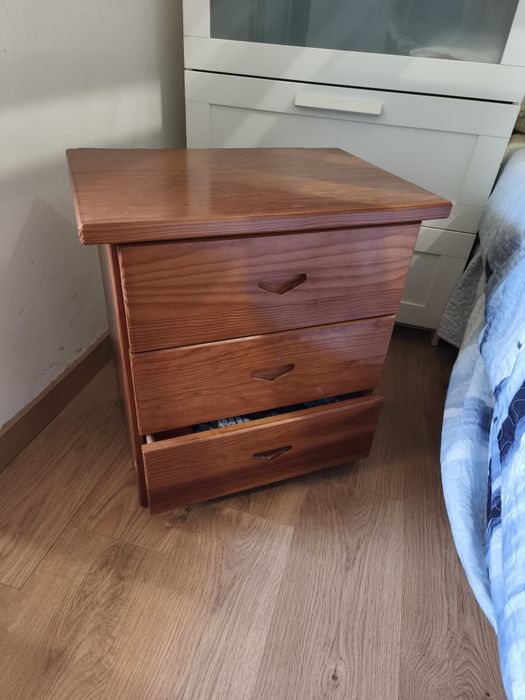 Beliche, cómoda e mesas cabeceira...