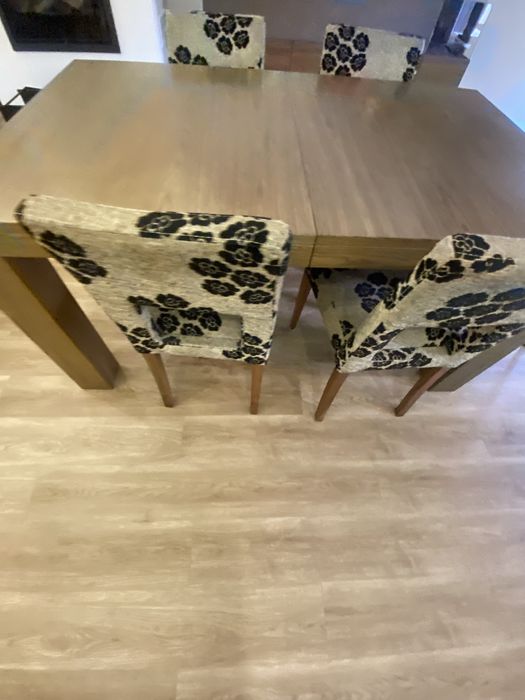 Mesa com quatro cadeiras