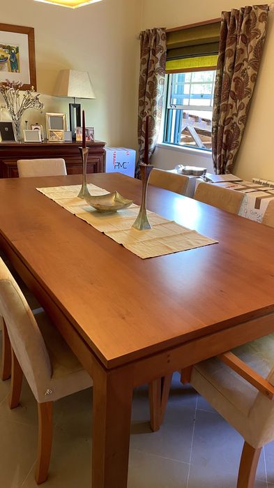 Mesa de jantar de madeira + 8 cadeiras