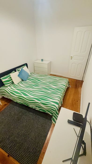 Quarto p casal ou 2 pessoas famil. mobiliado em frente El Corte Inglés Lisboa