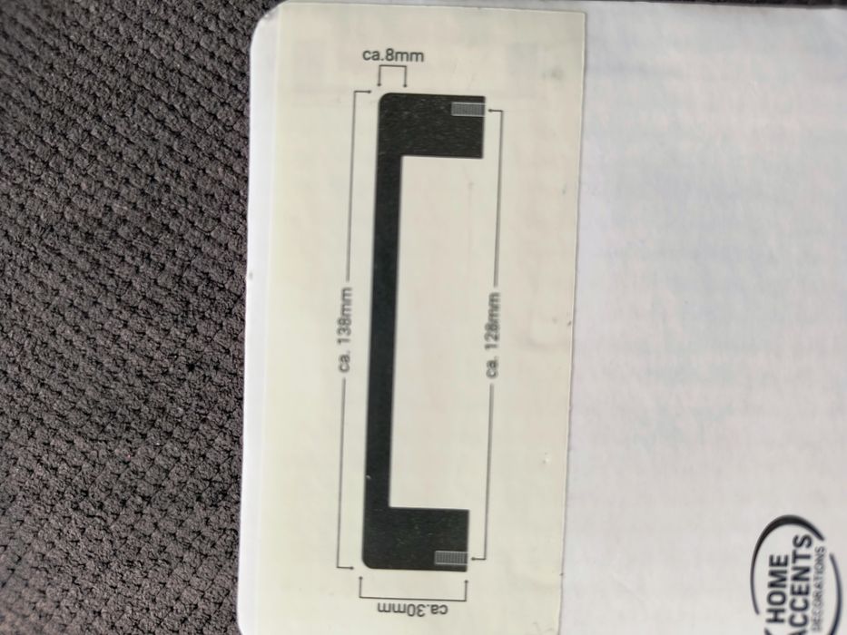 Uchwyt meblowy ze śrubami montażowymi