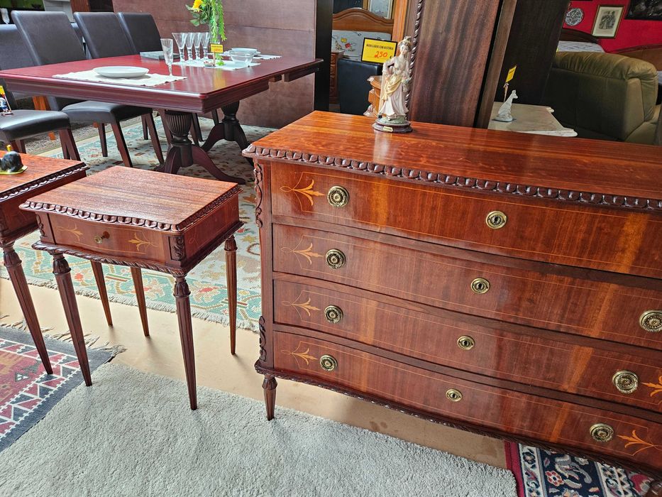 Cómoda antiga em óptimo estado geral