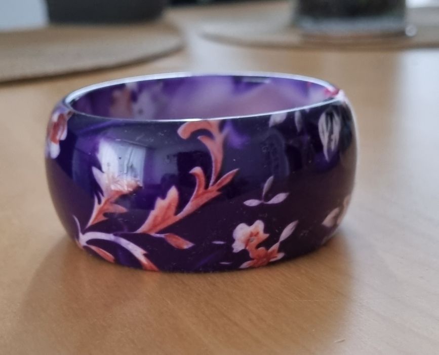 Fioletowa bransoletka w kwiaty