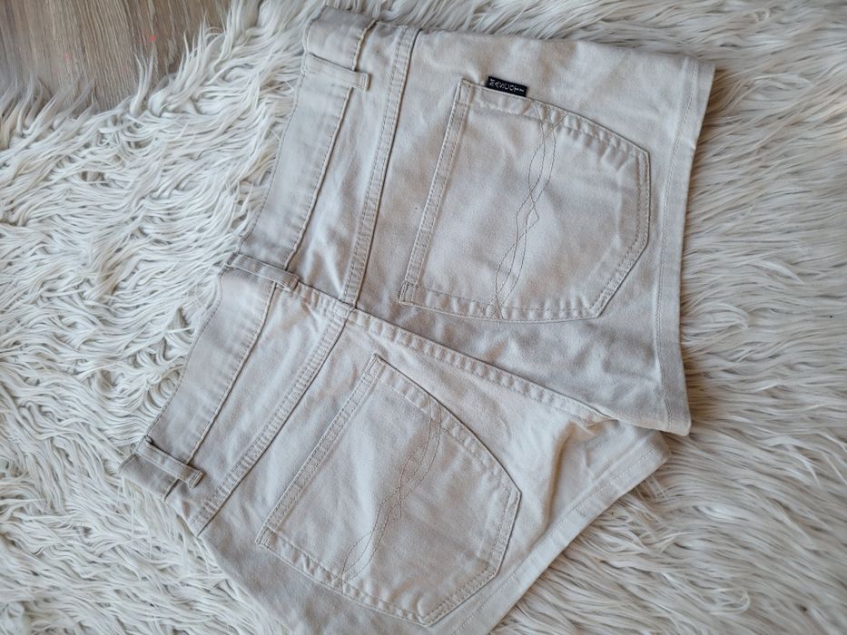Beżowe krótkie spodenki