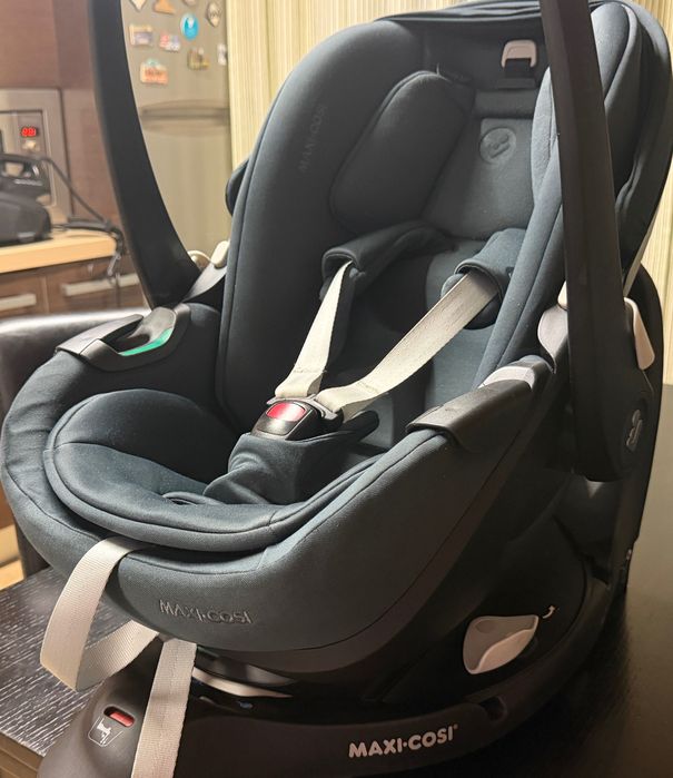 Carrinho e cadeira isofix de bebé com muitos acessórios