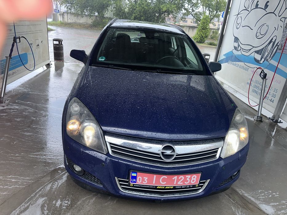 Opel Astra 2010 1.6 AKPP