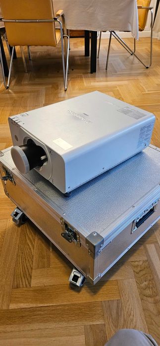 Projektor Panasonic PT-DZ570E Full HD WUXGA + profesjonalny case