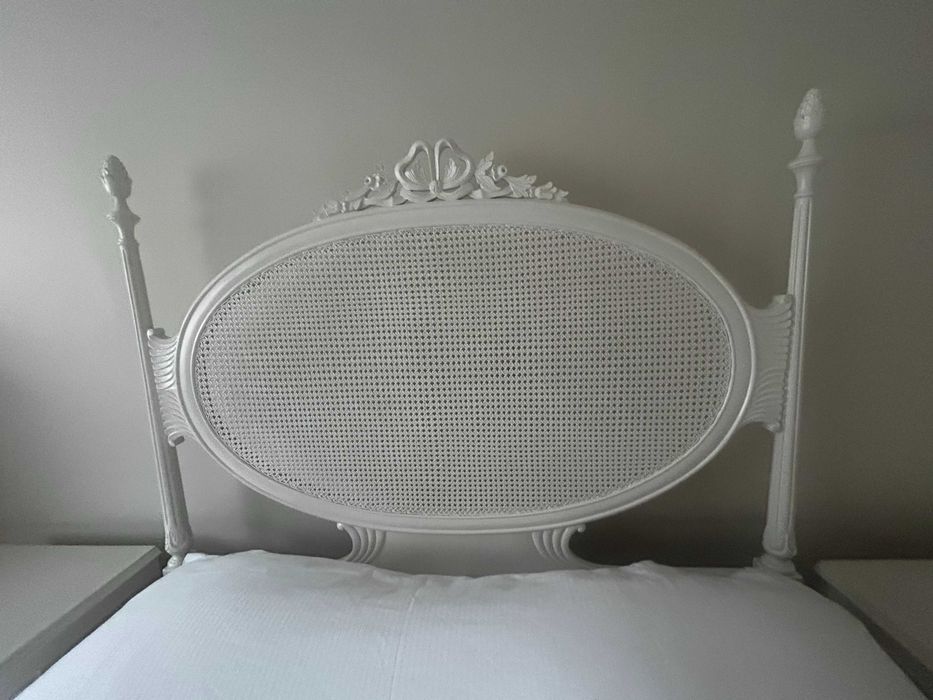 Cama D. Maria lacada com 2 mesinhas de cabeceira