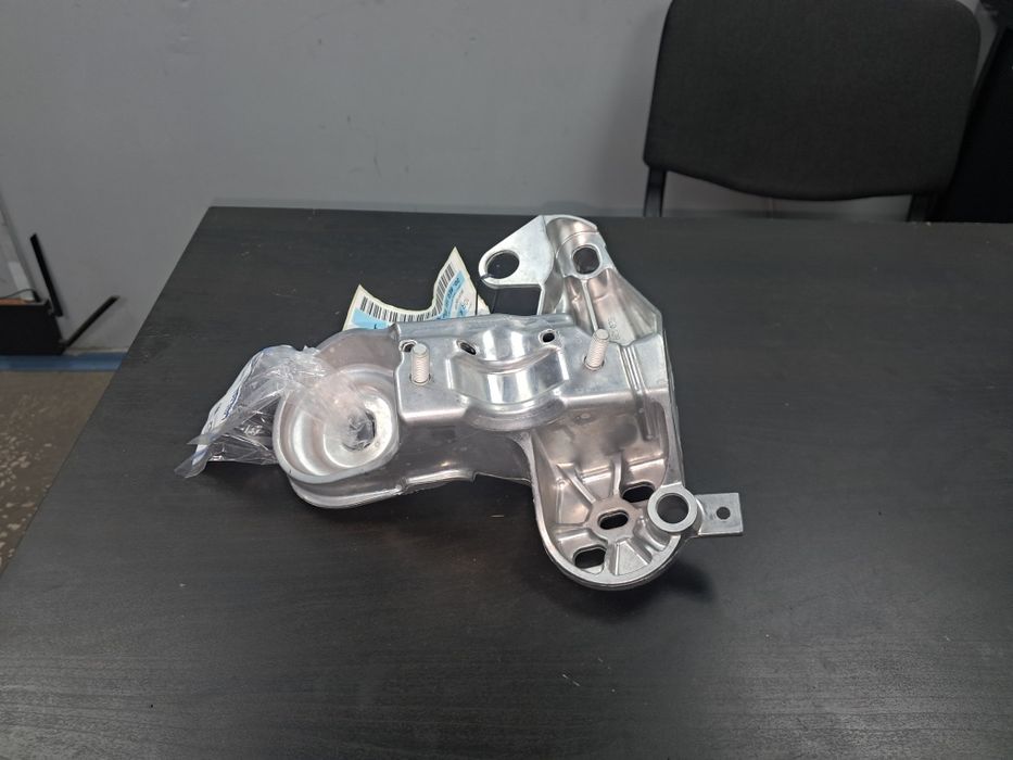 Кронштейн подушки лівий VAG 8e0199352n оригінал AUDI VOLKSWAGEN SKODA