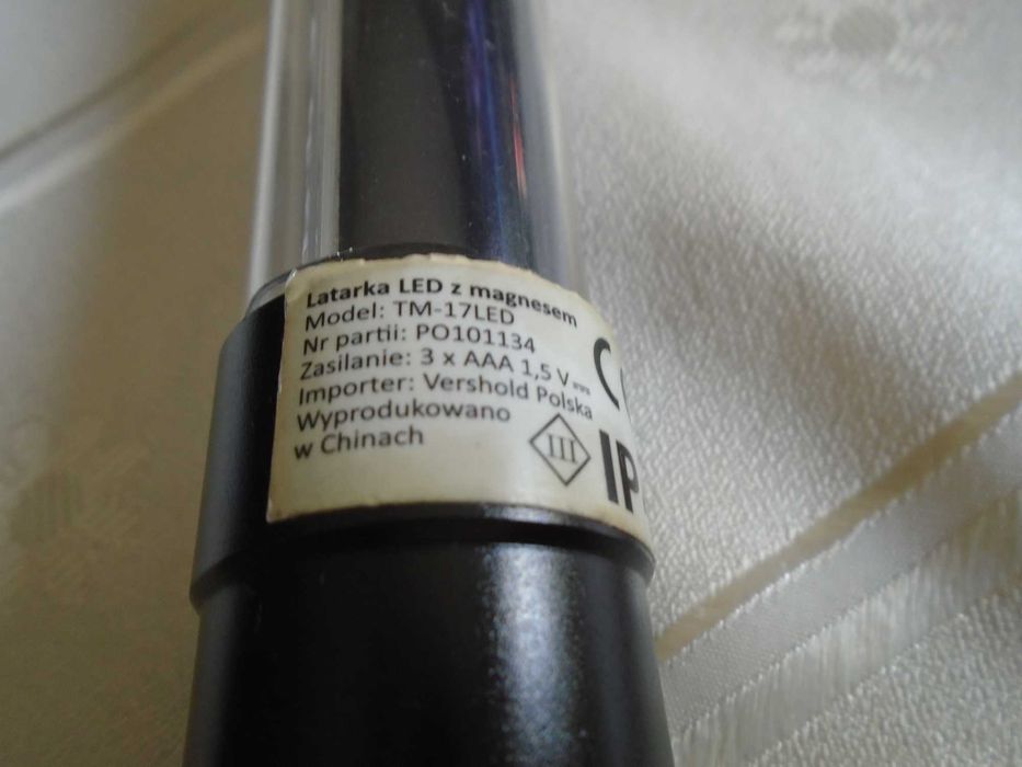 latarka czarna magnes