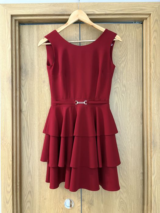 Bordowa, elegancka sukienka z delikatnym zdobieniem