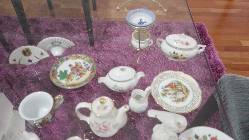 Armário com coleção de miniaturas em loiça fina - tudo 100 euros