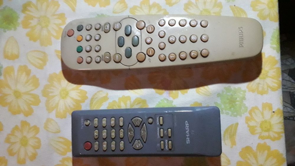 Продам два пульта бу для телевизоров Филлипс и Шарп