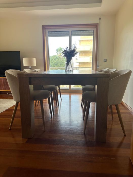 Mesa de jantar robusta em madeira maciça