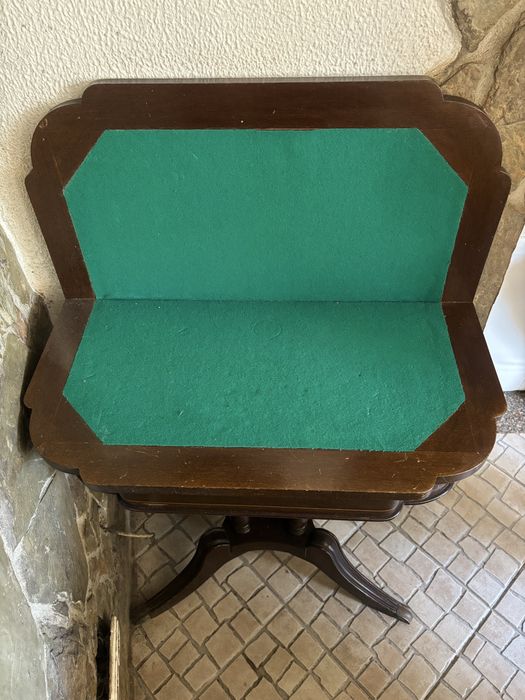 Mesa de jogo em madeira escura