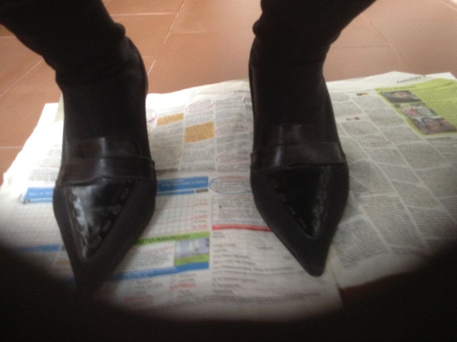 Botas pretas altas da Charles número 36