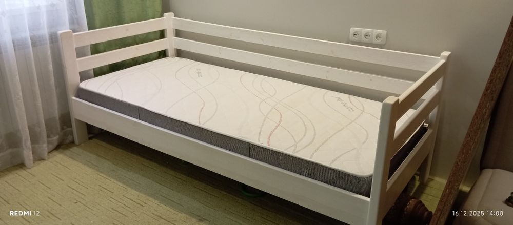 Кровать деревянная