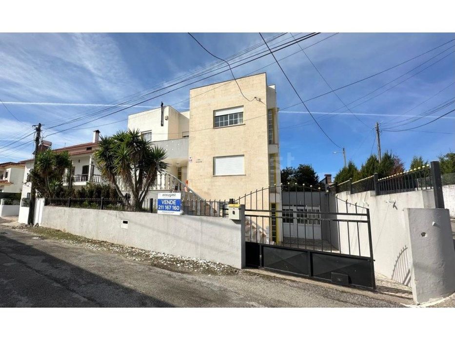 Moradia T4 com jardim e anexos na Nazaré